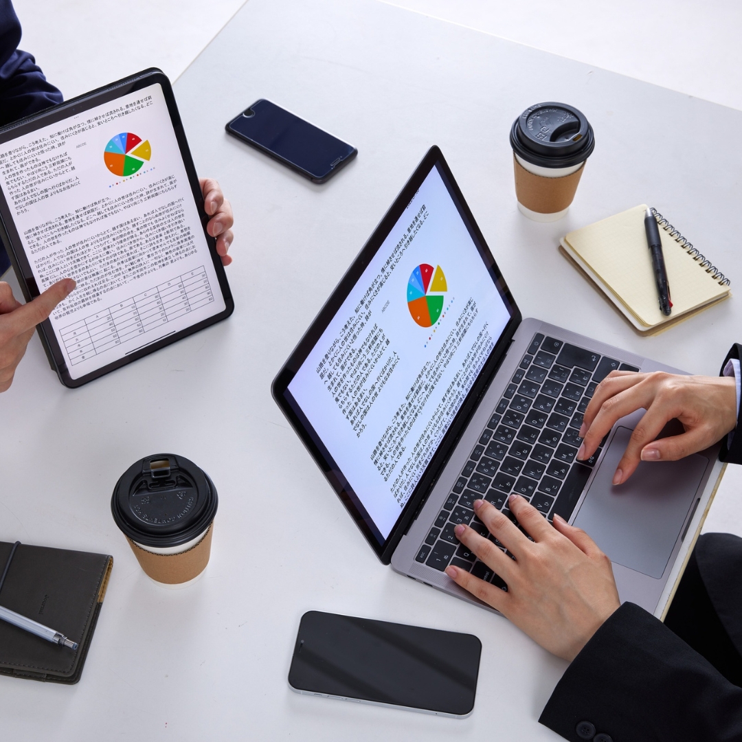 Equipe analisando indicadores e relatórios de controladoria