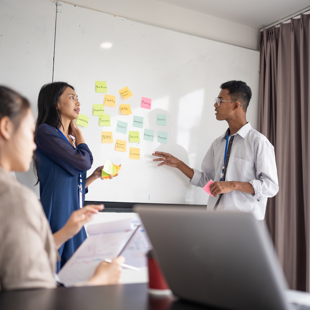 Consultor em ligação discutindo indicadores do negócio